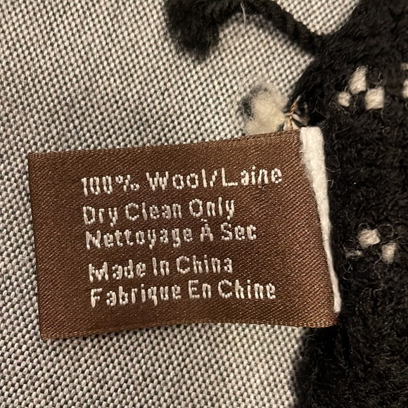 Danier 100% Wool Scarf - Picture 5 of 7